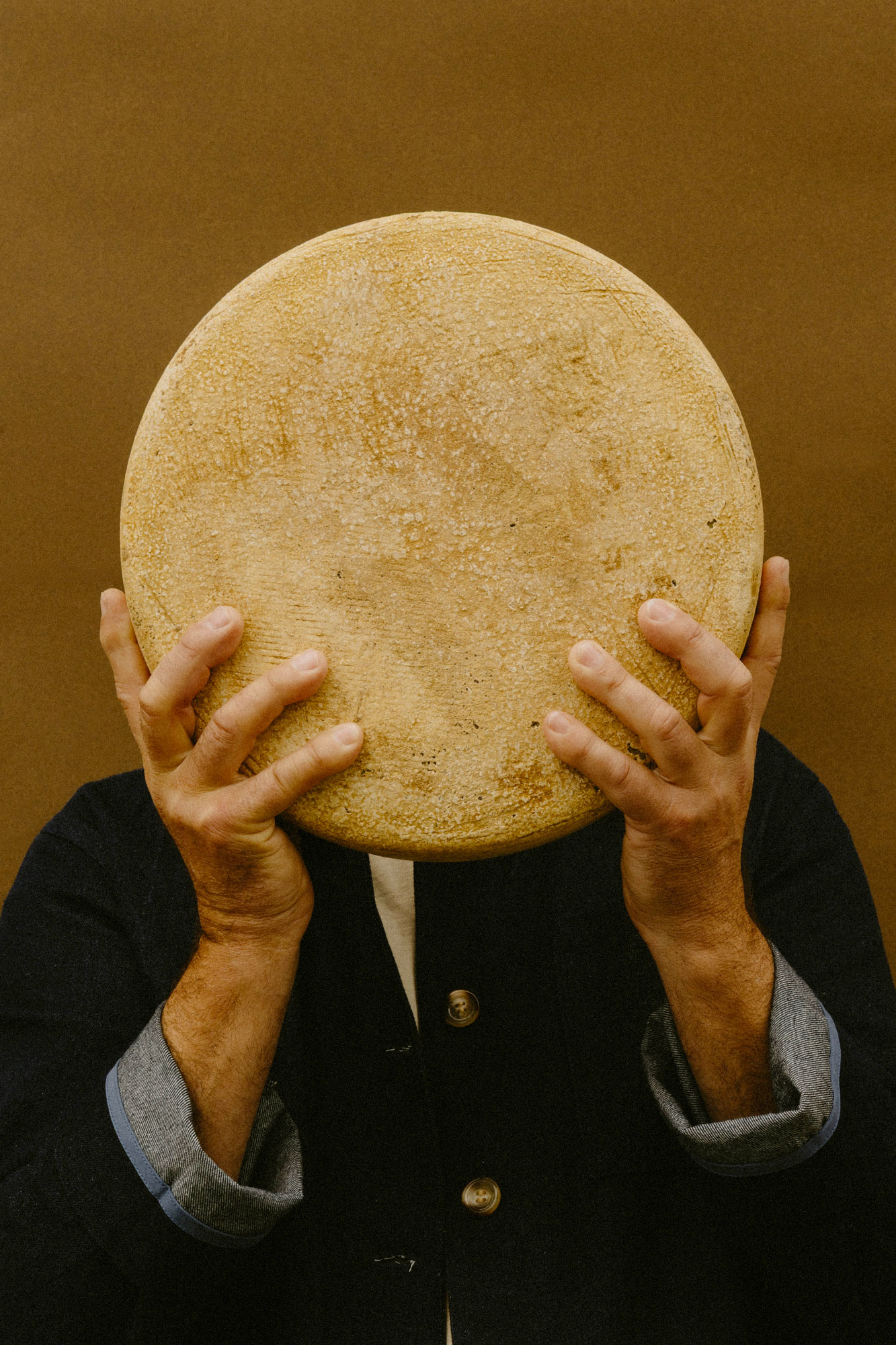 Meule entre les mains du fromager
