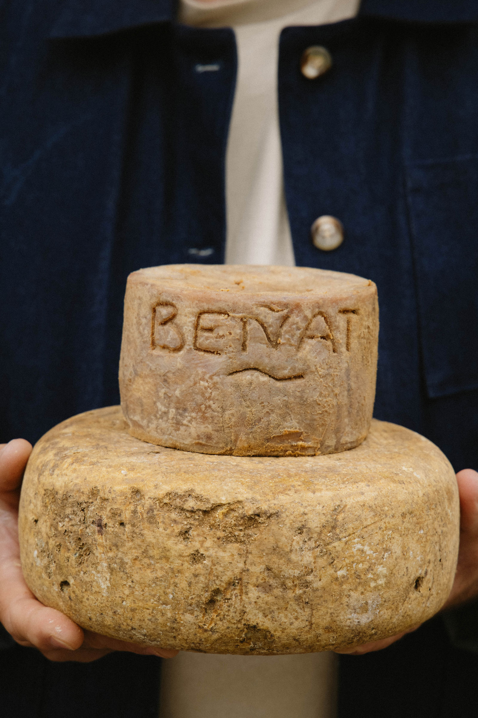 Meules de Beñat tenues entre les mains
