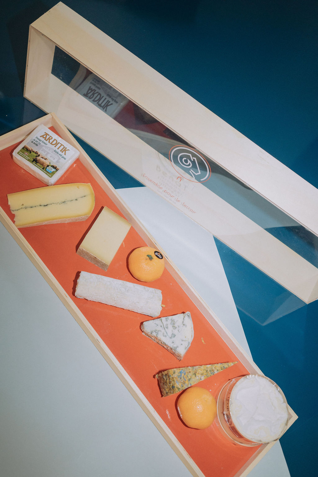Plateau de fromages composé dans sa caisse